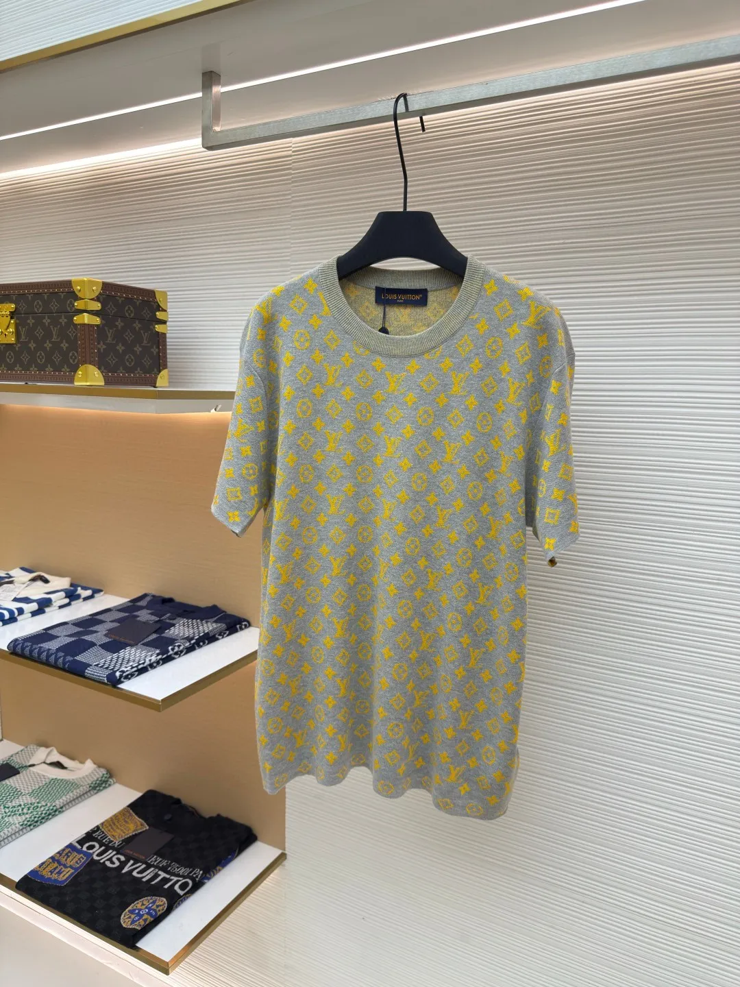 LOUIS VUITTON Presbyopic contrasting color woolen short sleeves ●Authentic product: 10200 purchased and developed ●Item number: 1680282-A70 ●Material: Wool custom-dyed combed cotton ●Technology: Jacquard technology ●Version: Fitted version ●Weight: about 330 grams ●Size: S-M-L-XL ●Description: Full Monogram Glow jacquard and elegant background collide with color contrast, making Monogram The pattern reflects the subtle sheen of mulberry silk. The overall wiring is straight and delicate, the fabric is comfortable and soft, and the color is consistent without color difference. It can be matched with the same style to create a fashionable look and control various occasions. Customized accessories, complete with three standards, same style for men and women!
